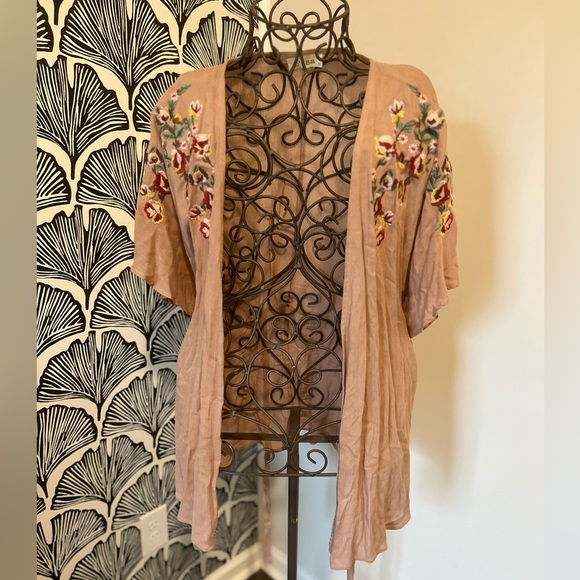Boutique BOHO Kimono style wrap Top Tan floral embroidery Sz Med - Picture 5 of 6